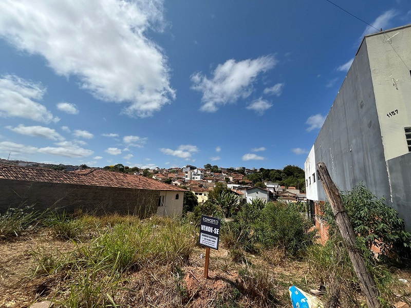 FOTO DE UM LOTE À VENDA NO CENTRO DE CAPELINHA MG