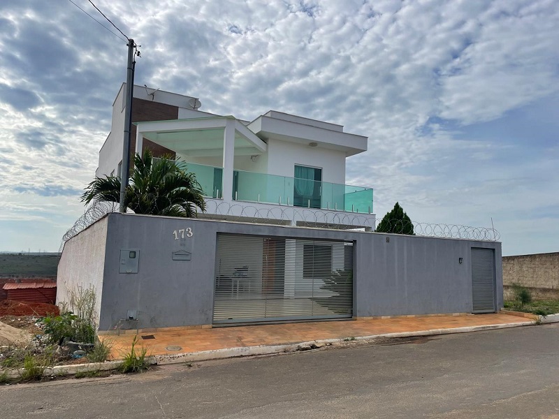 FOTO DE UMA CASA PARA LOCAÇÃO NO BAIRRO PLANALTO EM CAPELINHA.